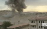 L'explosion d'une voiture piégée devant un poste de police dans la ville turque de Cizre, le 26 août,2016 (Crédit : Capture d'écran CNN Turk)