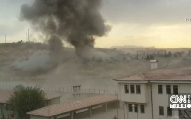 L'explosion d'une voiture piégée devant un poste de police dans la ville turque de Cizre, le 26 août,2016 (Crédit : Capture d'écran CNN Turk)
