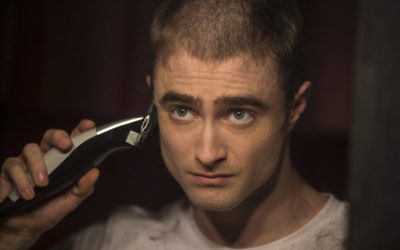 Daniel Radcliffe, à droite, dans une scène d'“Imperium”, dans lequel il joue un agent du FBI infiltré au sein d'un groupe néonazi. (Crédit : Lionsgate Premiere)