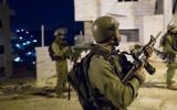 Soldats israéliens pendant une opération d'arrestation dans le camp de réfugiés de Deheishe, près de Bethléem, en Cisjordanie, le 8 décembre 2015. Illustration. (Crédit : Shohat Nati/Flash90)