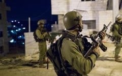 Soldats israéliens pendant une opération d'arrestation dans le camp de réfugiés de Deheishe, près de Bethléem, en Cisjordanie, le 8 décembre 2015. Illustration. (Crédit : Shohat Nati/Flash90)