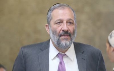 Le ministre de l'Intérieur Aryeh Deri arrive à la réunion hebdomadaire du cabinet dans les bureaux du Premier ministre, à Jérusalem, le 17 juillet 2016 (Crédit : Alex Kolomoisky/Pool)