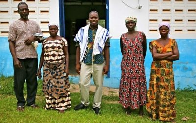 Alex Armah (au centre), dirigeant spirituel, avec les membres de la communauté pendant l'office du matin à la synagogue Tifereth Israel, à New Adiembra, au Ghana, en février 2014. (Crédit : Jono David)