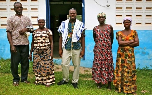 Alex Armah (au centre), dirigeant spirituel, avec les membres de la communauté pendant l'office du matin à la synagogue Tifereth Israel, à New Adiembra, au Ghana, en février 2014. (Crédit : Jono David)
