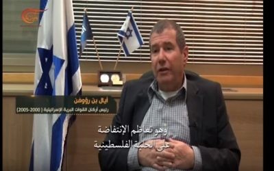 Le général (retraité) Eyal Ben-Reuven, interviewé dans un documentaire diffusé par al-Mayadeen, chaîne de télévision affiliée au Hezbollah, en juillet 2016. (Crédit : capture d'écran YouTube)