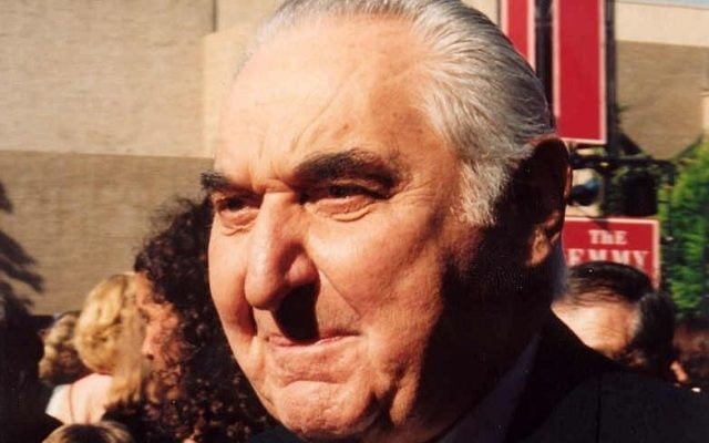 Fyvush Finkel, acteur américain du théâtre yiddish, est mort en août 2016 à 93 ans. Il est photographié sur le tapis rouge de la cérémonie de remise des Emmy, en septembre 1994. (Crédit : Alan Light/CC BY 2.0/WikiCommons) Fyvush Finkel, acteur américain du théâtre yiddish, est mort en août 2016 à 93 ans. Il est photographié sur le tapis rouge de la cérémonie de remise des Emmy, en septembre 1994. (Crédit : Alan Light/CC BY 2.0/WikiCommons)