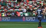 Les supporters du Celtic Glasgow brandissent des drapeaux palestiniens pendant un match contre l'Hapoel Beer Sheva, à Glasgow, le 17 août 2016. (Crédit : capture d'écran)