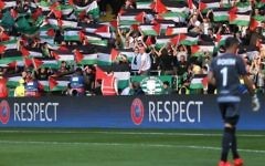 Les supporters du Celtic Glasgow brandissent des drapeaux palestiniens pendant un match contre l'Hapoel Beer Sheva, à Glasgow, le 17 août 2016. (Crédit : capture d'écran)