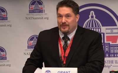 Grant Smith, directeur de l'Institut pour la recherche : politique moyen-orientale. (Crédit : capture d'écran YouTube)