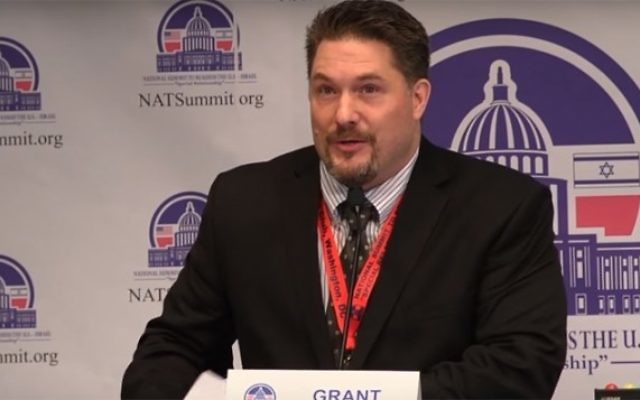 Grant Smith, directeur de l'Institut pour la recherche : politique moyen-orientale. (Crédit : capture d'écran YouTube)
