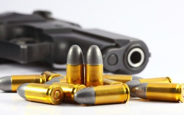 Illustration d'une arme et de balles. (Crédit : Une arme et des balles via Shutterstock) Illustration d'une arme et de balles. (Crédit : Une arme et des balles via Shutterstock)