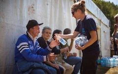 Des volontaires d'IsraAID avec les victimes du séisme à Scai, en Italie, le 27 août 2016. (Crédit : autorisation)