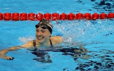 Katie Ledecky a remporté l'or et instauré un nouveau record du monde dans le 400m nage libre au deuxième jour des Jeux olympiques de Rio, le 7 août 2016. (Crédit : Al Bello/Getty Images via JTA)