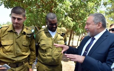 Le ministre de la Défense Avigdor Liberman pendant une visite à la base militaire Havat, le 23 août 2016. (Crédit : autorisation)