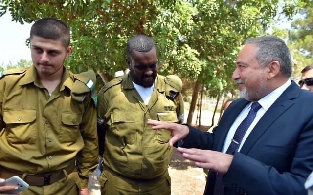 Le ministre de la Défense Avigdor Liberman pendant une visite à la base militaire Havat, le 23 août 2016. (Crédit : autorisation)
