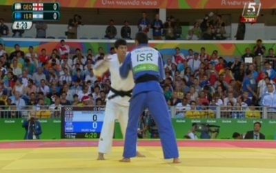 Illustration : Le judoka israélien Sagi Muki affronte le géorgien Lasha Shavdatuashvili dans le combat pour la médaille de bronze de judo des -73kg aux Jeux olympiques de Rio, le 8 août 2016. (Crédit : capture d'écran Chaîne 56)