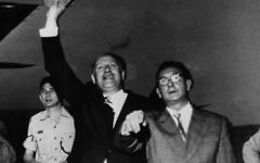 L'industriel allemand Oskar Schindler arrive à l'aéroport de Jérusalem, où il est honoré pour avoir sauvé plus de 1 000 juifs pendant la Seconde Guerre mondiale. (Crédit : Keystone/Getty Images via JTA)
