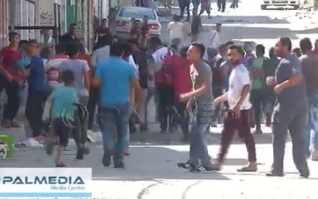 Les Palestiniens dans le camp de réfugiés de Fawwar en plein affrontement en Cisjordanie avec les troupes de Tsahal, le 16 août 2016 (Crédit : Capture d'écran Palmedia) Les Palestiniens dans le camp de réfugiés de Fawwar en plein affrontement en Cisjordanie avec les troupes de Tsahal, le 16 août 2016 (Crédit : Capture d'écran Palmedia)