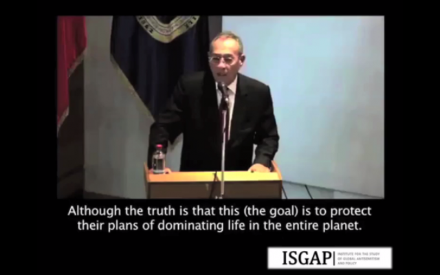 Imad Nabil Ghadaa, ambassadeur de l'Autorité palestinienne au Chili, cite le texte antisémite des "Protocoles des Sages de Sion" pendant un discours le 15 mai 2015. (Crédit : capture d'écran)