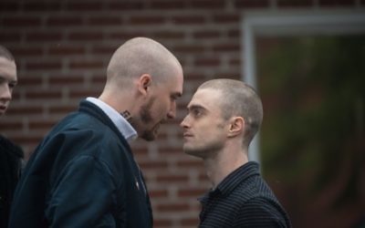 Daniel Radcliffe, à droite, dans une scène d'“Imperium”, dans lequel il joue un agent du FBI infiltré au sein d'un groupe néonazi. (Crédit : Lionsgate Premiere)