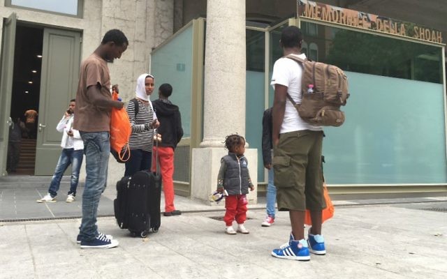 Les réfugiés ont un endroit où dormir, un petit-déjeuner, et un déjeuner à emporter avant de partir pour la journée du mémorial de l'Holocauste de Milan, situé sous la gare centrale de la ville, à l'été 2016. (Crédit : Rossella Tercatin/ Times of Israel)