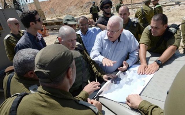 Le président Reuven Rivlin dans le sud d'Israël, le 23 août 2016 (Crédit : Mark Neyman / GPO) Le président Reuven Rivlin dans le sud d'Israël, le 23 août 2016 (Crédit : Mark Neyman / GPO)