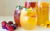 Sangria à la pêche blanche avec de l'eau à la fleur d'oranges  et la Sangria fraise rosé (Crédit : Samantha Ferraro / via JTA)