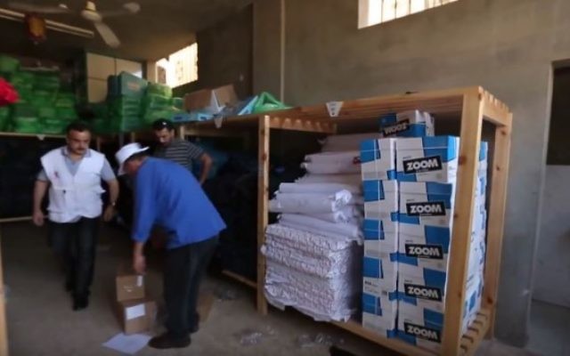 Une distribution de l'aide Save the Children distribution dans un entrepôt dans la bande de Gaza, en 2014 (Crédit : Save the Children / YouTube) Une distribution de l'aide Save the Children distribution dans un entrepôt dans la bande de Gaza, en 2014 (Crédit : Save the Children / YouTube)