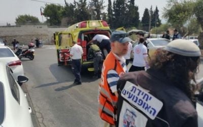 Les secouristes à la scène d'une attaque dans le quartier d'A-Tur à Jérusalem-Est, le 11 août 2016 (Crédit : United Hatzalah)