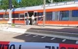 Les autorités suisses inspectent un wagon de train après une attaque contre plusieurs passagers, dont un enfant de 6 ans, le 13 août 2016. (Crédit : capture d'écran YouTube)