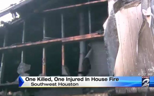 La maison brûlée d'Eva Lou et Julius Chapman à Houston, le 19 août 2016 (Crédit : Capture d'écran, KPRC2)