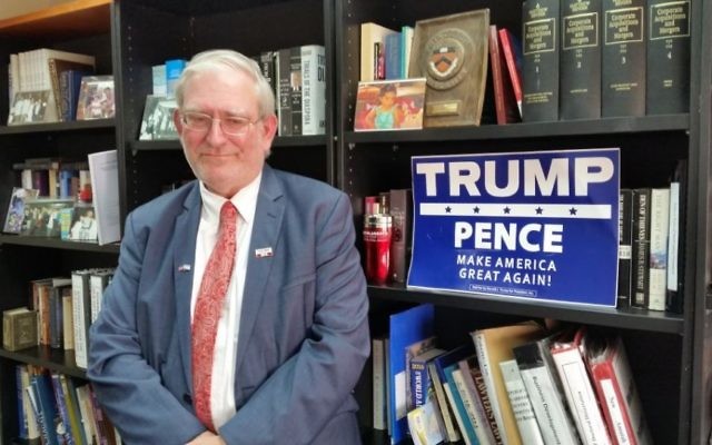 Marc Zell, le co-président des républicains en Israël, dans son bureau à Jérusalem, le 23 août 2016 (Photo: Raphael Ahren / Times of Israel)