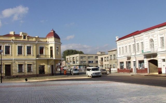 La place centrale à Kovel en Ukraine, 2002. (Crédit : CC BY-SA 3.0 Wikipedia/Iramal)