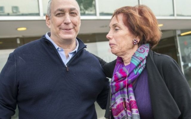Chemi Peres et Tsvia Walden, deux des enfants de l'ancien président Shimon Peres, devant l'hôpital Tel Hashomer de Ramat Gan, le 14 janvier 2016. (Crédit : AFP/Jack Guez)