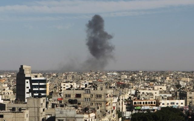 Colonne de fumée après une frappe aérienne israélienne à Rafah, dans le sud de la bande de Gaza, le 5 mai 2016. (Crédit : AFP/Said Khatib) Colonne de fumée après une frappe aérienne israélienne à Rafah, dans le sud de la bande de Gaza, le 5 mai 2016. (Crédit : AFP/Said Khatib)