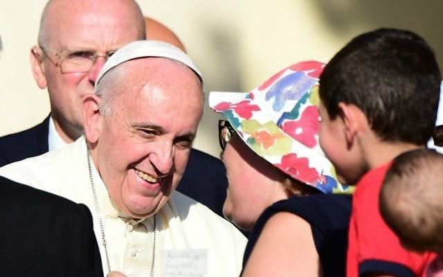 Le pape François avec des croyants pendant qu'il quitte le Porziuncola à la basilique de Santa Maria degli Angeli, près d'Assise, le 4 août 2016. (Crédit : AFP/Giuseppe Cacace) Le pape François avec des croyants pendant qu'il quitte le Porziuncola à la basilique de Santa Maria degli Angeli, près d'Assise, le 4 août 2016. (Crédit : AFP/Giuseppe Cacace)