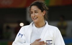 Yarden Gerbi d'Israël après avoir battu Miku Tashiro du Japon pour remporter la médaille de bronze en catégorie moins de 63 kg à l'épreuve de judo féminin aux Jeux Olympiques de Rio 2016 le 9 août 2016 (Crédit : AFP PHOTO / Jack GUEZ)