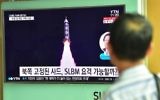 Photo d'illustration: La télévision nord-coréenne diffuse le dernier test de missile balistique sous-marin lancé par la dictature, le 25 août 2016. (Crédit : Jung Yeon-Je/AFP)