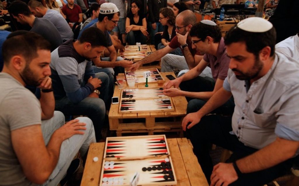 Palestiniens et Israéliens participent à un tournoi de backgammon à Jérusalem, le 31 août 2016. (Crédit : AFP/Gil Cohen-Magen)
