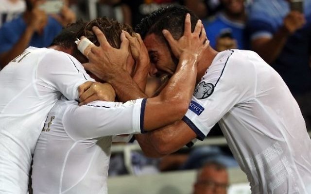 Graziano Pelle (d) et ses coéquipiers de l'équipe de l'Italie célèbrent un but lors du match de football pour les éliminatoires de la Coupe du Monde de 2018 entre Israël et l'Italie au stade Sammy Ofer de Haïfa le 5 septembre 2016. (Crédit : AFP / MENAHEM KAHANA) Graziano Pelle (d) et ses coéquipiers de l'équipe de l'Italie célèbrent un but lors du match de football pour les éliminatoires de la Coupe du Monde de 2018 entre Israël et l'Italie au stade Sammy Ofer de Haïfa le 5 septembre 2016. (Crédit : AFP / MENAHEM KAHANA)