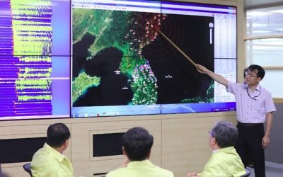 Un responsable sud-coréen de l'Administration météorologique coréenne à Séoul montre sur une carte l'épicentre des ondes sismiques en Corée du Nord le 9 septembre 2016, suite à un autre essai nucléaire par la Corée du Nord. (Crédit : AFP / Yonhap)