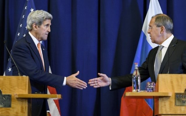 Le secrétaire d'Etat américain John Kerry (à gauche) et le ministre russe des Affaires étrangères Serguei Lavrov (à droite) pendant une conférence de presse sur la crise syrienne à Genève, le 9 septembre 2016. (Crédit : AFP/Fabrice Coffrini) Le secrétaire d'Etat américain John Kerry (à gauche) et le ministre russe des Affaires étrangères Serguei Lavrov (à droite) pendant une conférence de presse sur la crise syrienne à Genève, le 9 septembre 2016. (Crédit : AFP/Fabrice Coffrini)