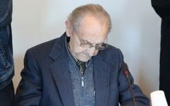 L'ancien infirmier SS Hubert Zafke, 95 ans, accusé de complicité de 3 681 meurtres à Auschwitz en 1944,  attend son procès au tribunal de Neubrandenburg, le 12 septembre 2016. (Crédit : Bernd Wüstneck/dpa/AFP)