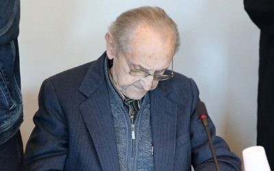 L'ancien infirmier SS Hubert Zafke, 95 ans, accusé de complicité de 3 681 meurtres à Auschwitz en 1944,  attend son procès au tribunal de Neubrandenburg, le 12 septembre 2016. (Crédit : Bernd Wüstneck/dpa/AFP)