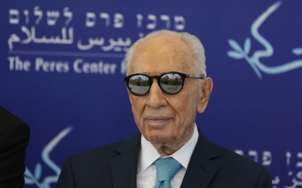 L'ancien président Shimon Peres assiste au lancement de la "Mini Coupe du Monde pour la Paix" au stade de Herzliya, le 9 mai 2016. (Crédit : AFP/Ahmad Gharabli) L'ancien président Shimon Peres assiste au lancement de la "Mini Coupe du Monde pour la Paix" au stade de Herzliya, le 9 mai 2016. (Crédit : AFP/Ahmad Gharabli)