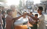 Un garçon syrien sert du jus de fruit au troisième jour de l'Aïd al-Adha, dans la ville contrôlée par les rebelles de Hamouria, près de Damas, au deuxième jour d'un cessez-le-feu, le 14 septembre 2016. (Crédit : AFP/Abd Doumany)