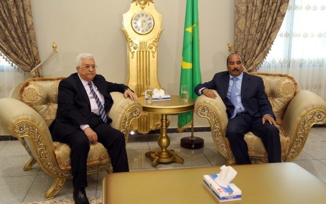 Le président de l'Autorité palestinienne Mahmud Abbas (à gauche) avec le président mauritanien Mohamed Ould Abdel Aziz au palais présidentiel de Nouakchott, le 14 septembre 2016. (Crédit : AFP/Stringer) Le président de l'Autorité palestinienne Mahmud Abbas (à gauche) avec le président mauritanien Mohamed Ould Abdel Aziz au palais présidentiel de Nouakchott, le 14 septembre 2016. (Crédit : AFP/Stringer)