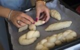 Un membre de la communauté juive de Porto prépare les hallot de Shabbat, le 2 septembre 2016. (Crédit  : AFP/Miguel Riopa)