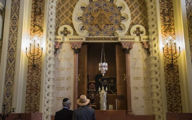 Membres de la communauté juive de Porto dans la synagogue Kadoorie Mekor Haim, le 2 septembre 2016. (Crédit  : AFP/Miguel Riopa)