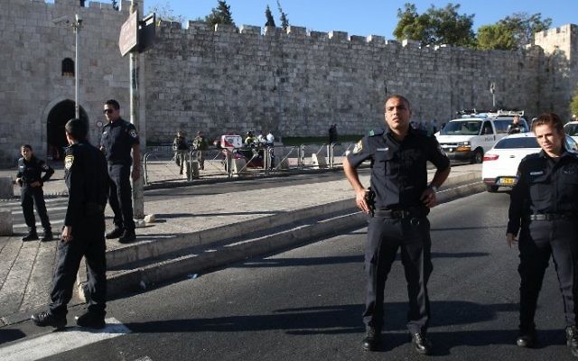 La police israélienne monte la garde rue du sultan Souleymane, près de l'entrée de la porte d'Hérode de la Vieille Ville de Jérusalem, où un homme de Jérusalem Est a poignardé et blessé deux policiers israéliens, le 19 septembre 2016. (Crédit : AFP/Menahem Kahana)